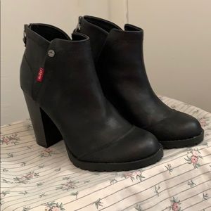 Levi’s Amy Heeled Ankle Boot/ SIZE 9